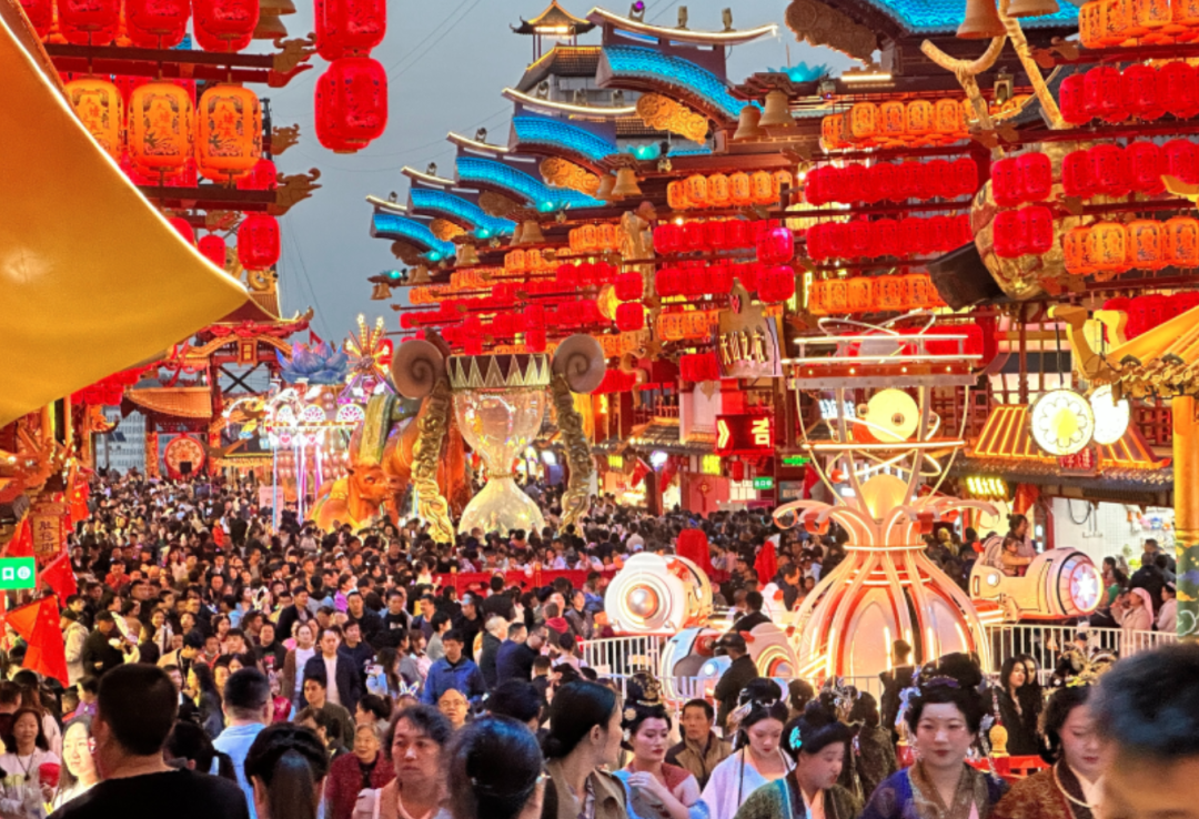 行業(yè)最大批量！宇通100輛高端旅游客車交付新疆