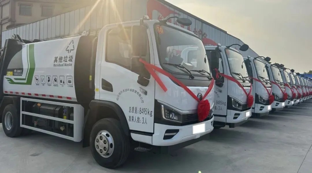 宇通重工旗下宇通環(huán)衛(wèi)8噸壓縮式垃圾車批量交付河池！