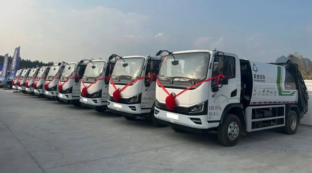 宇通重工旗下宇通環(huán)衛(wèi)8噸壓縮式垃圾車批量交付河池！