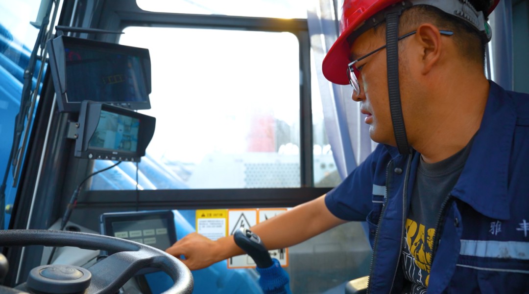 宇通純電動港口輪胎起重機(jī)：以硬核三電技術(shù)，護(hù)航港口綠色高效作業(yè)