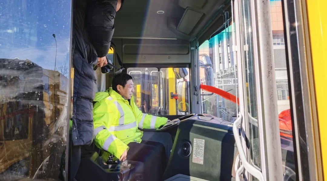 宇通純電動高速掃路車批量交付天津，助力綠色養(yǎng)護升級！