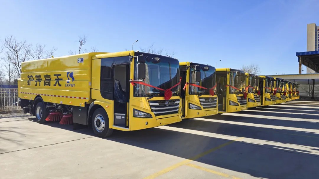 宇通純電動高速掃路車批量交付天津，助力綠色養(yǎng)護升級！
