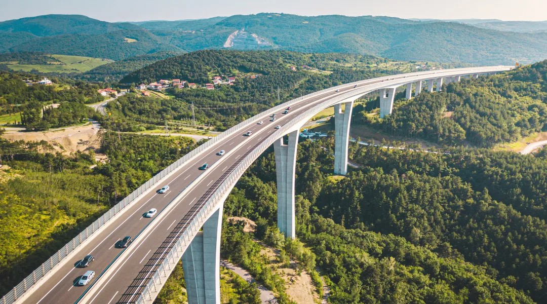 宇通純電動高速掃路車批量交付天津，助力綠色養(yǎng)護升級！