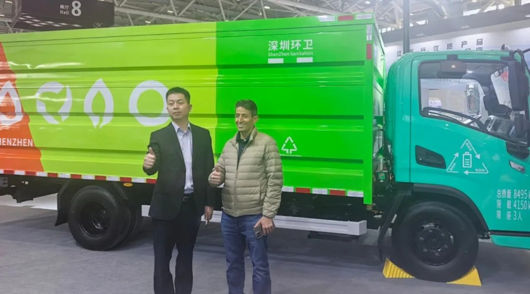 亮相2025深圳CCE展！宇通8噸純電密閉式桶裝垃圾車破解垃圾桶收運難題！