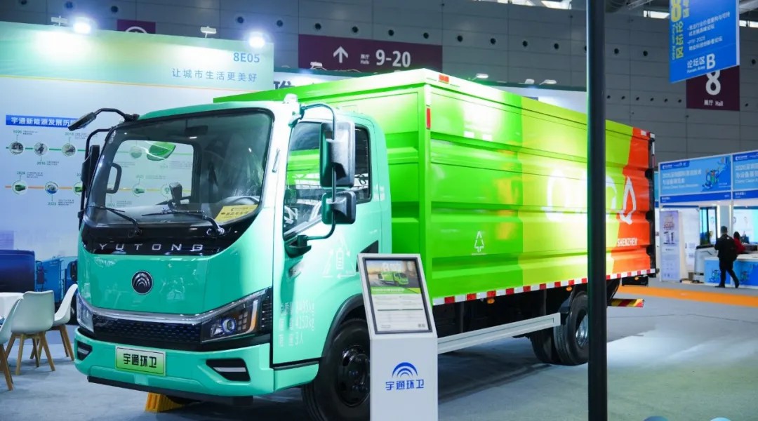 亮相2025深圳CCE展！宇通8噸純電密閉式桶裝垃圾車破解垃圾桶收運難題！