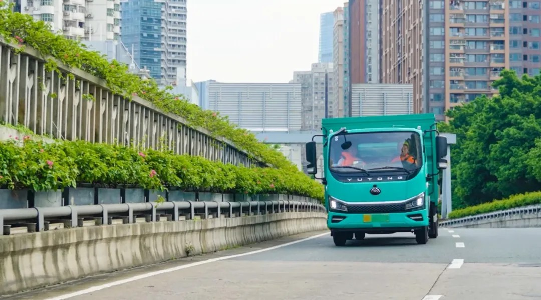 亮相2025深圳CCE展！宇通8噸純電密閉式桶裝垃圾車破解垃圾桶收運難題！