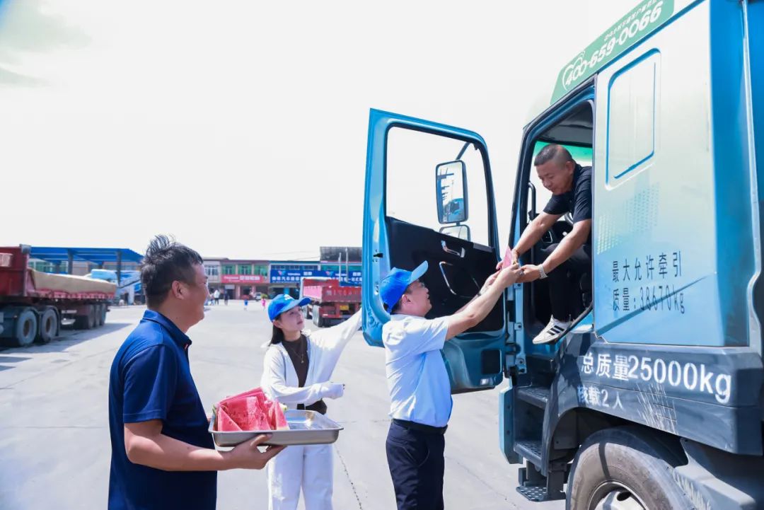 滿分服務(wù)丨八城聯(lián)動送關(guān)懷，宇通重卡在行動！