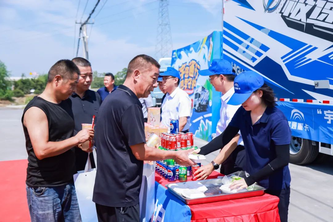 滿分服務(wù)丨八城聯(lián)動送關(guān)懷，宇通重卡在行動！