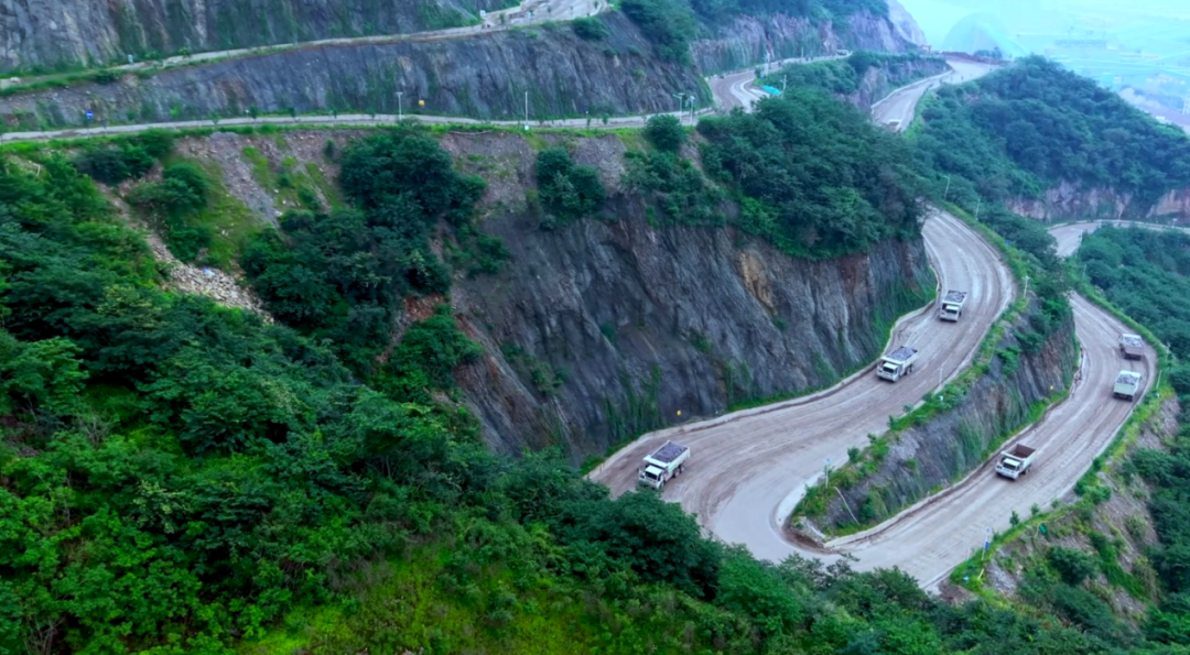宇通礦卡——電賦礦山丨智領(lǐng)荊楚-宇通礦卡攜手湖北國順華新，共筑綠色礦山新典范！