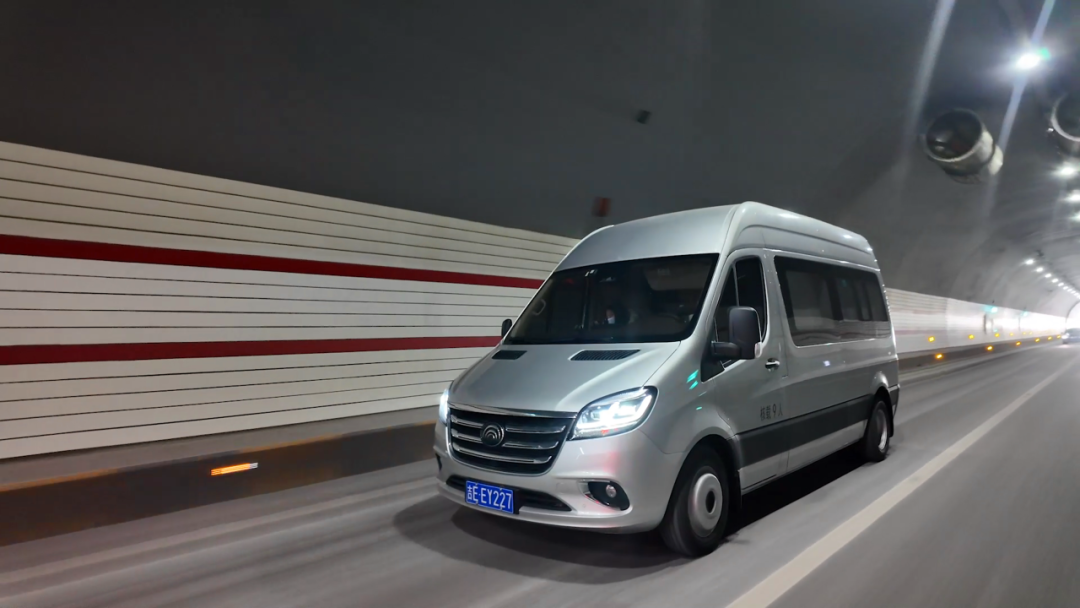 定制客運(yùn)新模式！宇通天駿“燃擎”北國(guó)冰城